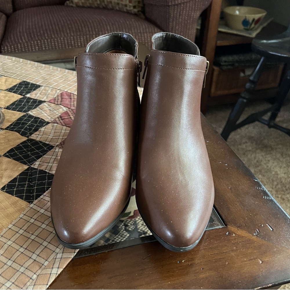 Naturalizer “Claire” brown ankle boot.
Size 8 1/2 Brand new.